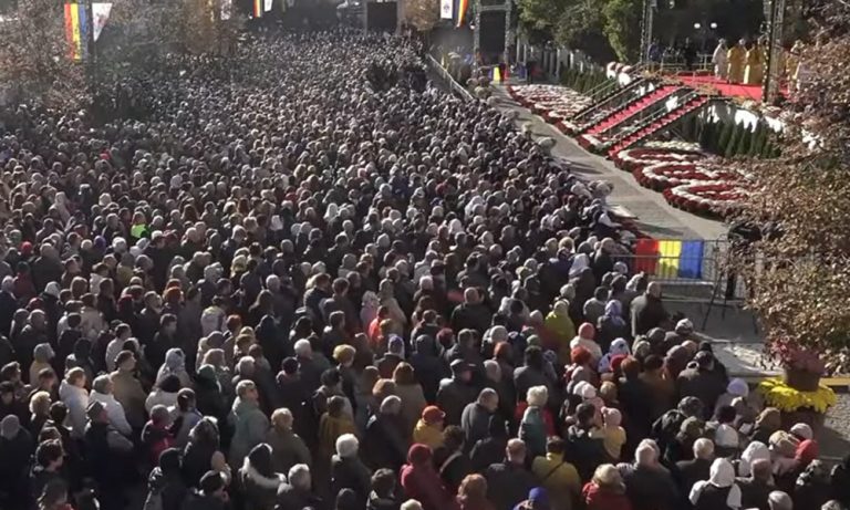 VIDEO. Mai mulți candidați la prezidențiale, prezenți la slujba Sfintei Liturghii de Sf. Parascheva, la Iaşi. Printre ei, Ciolacu şi Ciucă
