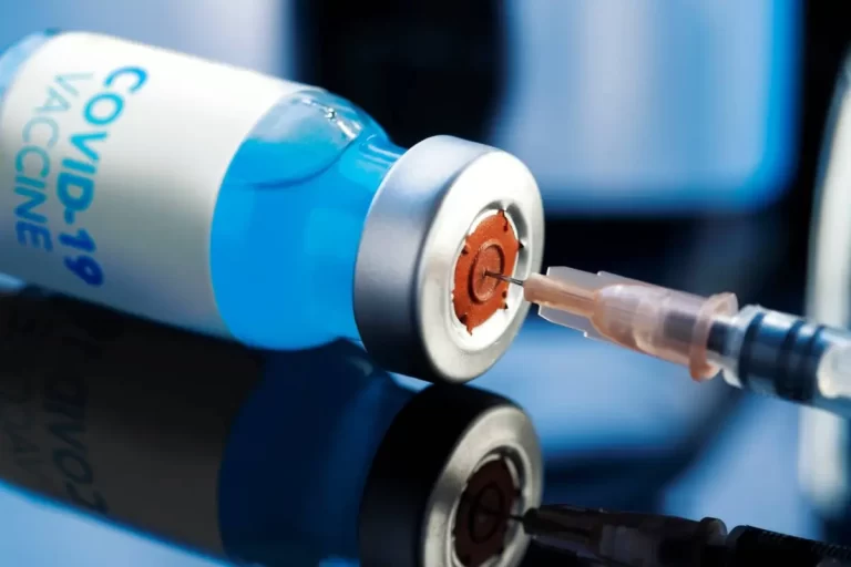 Cercetătorii australieni: Vaccinurile ARN mesager circulă și se descompun în sângele uman