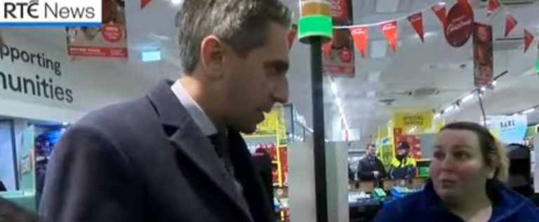 VIDEO. Un clip devenit viral, în care premierul „TikTok” al unei țări europene „evită” o asistentă medicală, ar putea fi decisiv în alegerile de vineri 