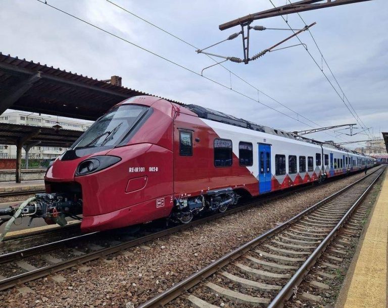 Primul tren nou cumpărat de România în ultimii 20 de ani a intrat în circulație. Ruta pe care va circula și orarul – FOTO