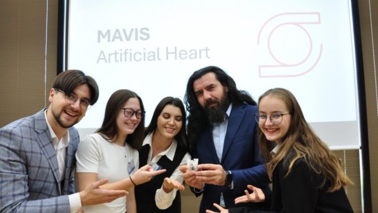 Inovație românească premiată mondial – Tinerii MAVIS pot salva zeci de mii de copii care au probleme cu inima. Acum, în campania „100 de tineri pentru dezvoltarea României”