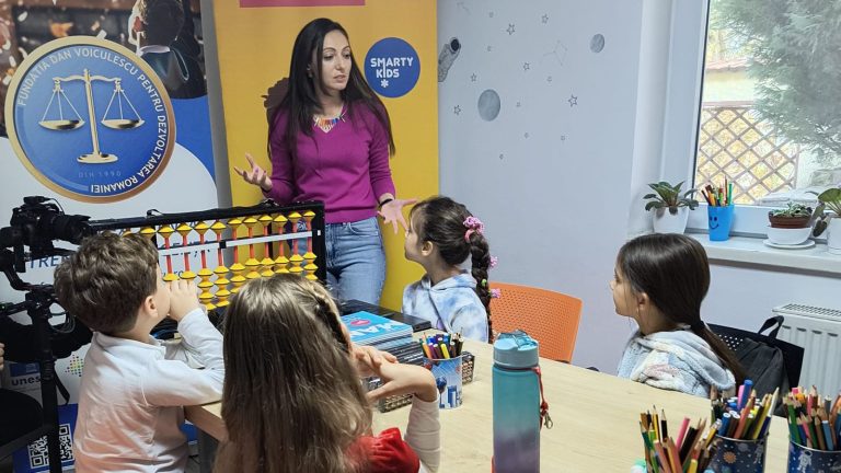 Smarty și abacul devin instrumente moderne de învățare pentru copiii din cadrul Cursului de Aritmetică Mentală, desfășurat de Fundația Dan Voiculescu
