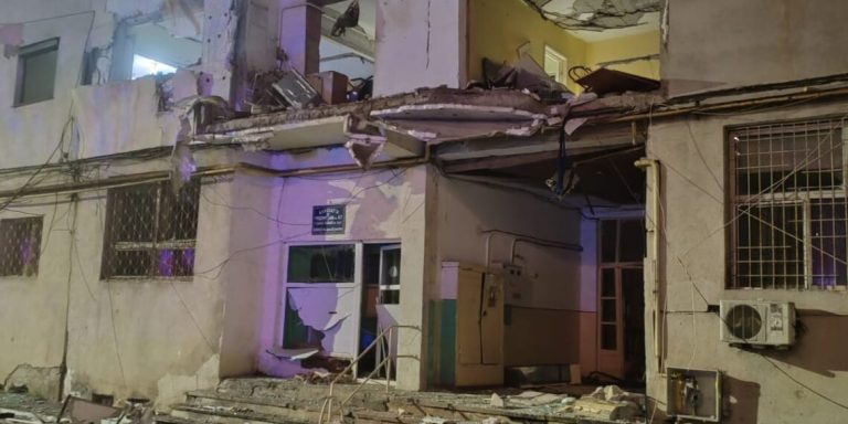 VIDEO. Explozie puternică într-un bloc din Brăila. Zeci de persoane evacuate/Mai multe apartamente și mașini avariate