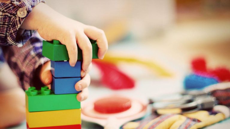 O educatoare la o grădiniţă din Capitală, urmărită penal pentru purtare abuzivă. Ar fi „lovit, smucit, tras sau împins” şase copii