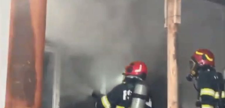 Pompierii, în alertă! Incendiu la o fabrică de prelucrare a lemnului, în judeţul Prahova/Degajări de fum – VIDEO