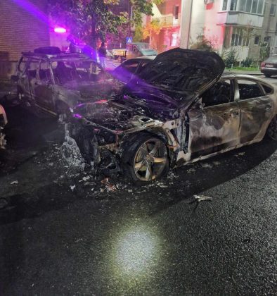Dezastru într-o parcare din Arad, în urma unui incendiu. 4 autoturisme distruse, alte 4 avariate