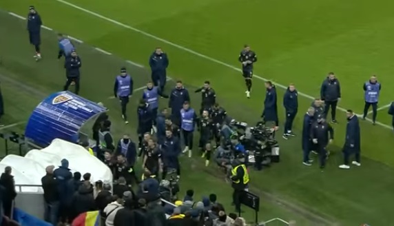 VIDEO Scandal uriaş la România – Kosovo. Oaspeţii au ieşit de pe teren, după ce ne-au acuzat de un comportament rasist. După meci, au sărit şi la bătaie!