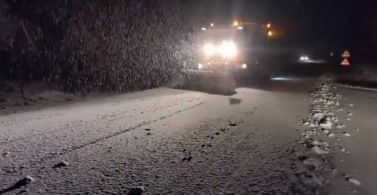 VIDEO. Ninge în mai multe zone ale țării. Au ieșit utilajele de deszăpezire