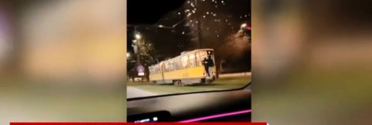 Imagini incredibile! Tineri filmați în timp ce călătoreau agățați de un tramvai aflat în mers, în Oradea – VIDEO
