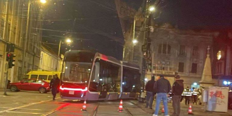 Un tramvai a deraiat și a ajuns pe trotuar. Imaginile surprinse după incidentul ce a avut loc în Timișoara – VIDEO