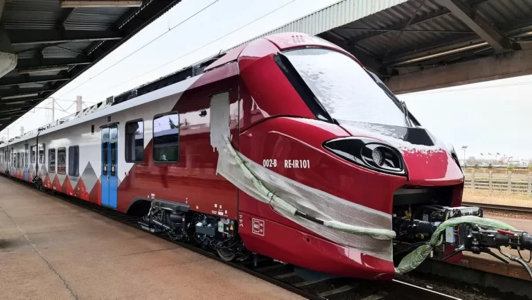 Primul tren electric nou intră în circulație. Guvernul Ciolacu a aprobat investiții record în infrastructura rutieră