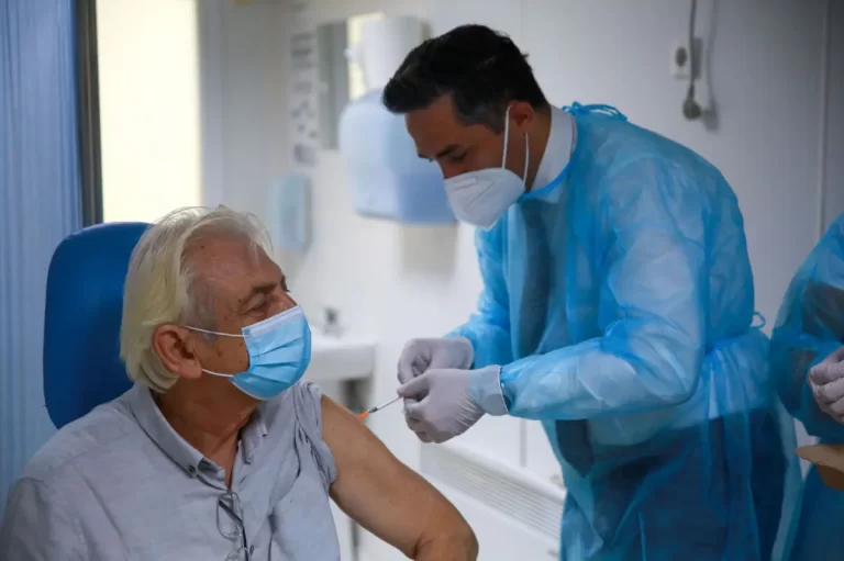Revoltă împotriva vaccinurilor în UE. Nici vârstnicii nu mai acceptă  dozele
