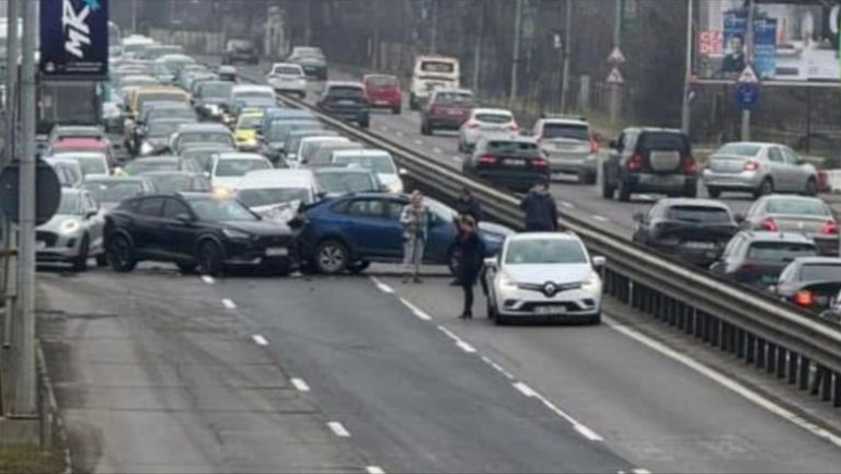 Accident la ieșirea din București. Patru mașini, implicate într-un carambol produs pe DN1