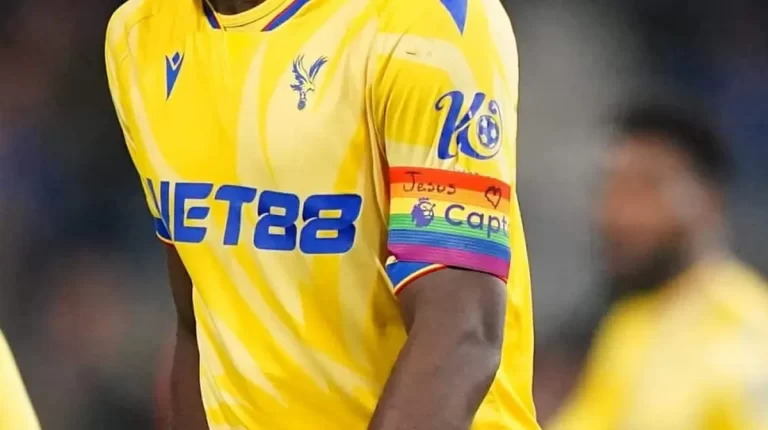 Banderola pro-LGBT aruncă în aer fotbalul din Premier League