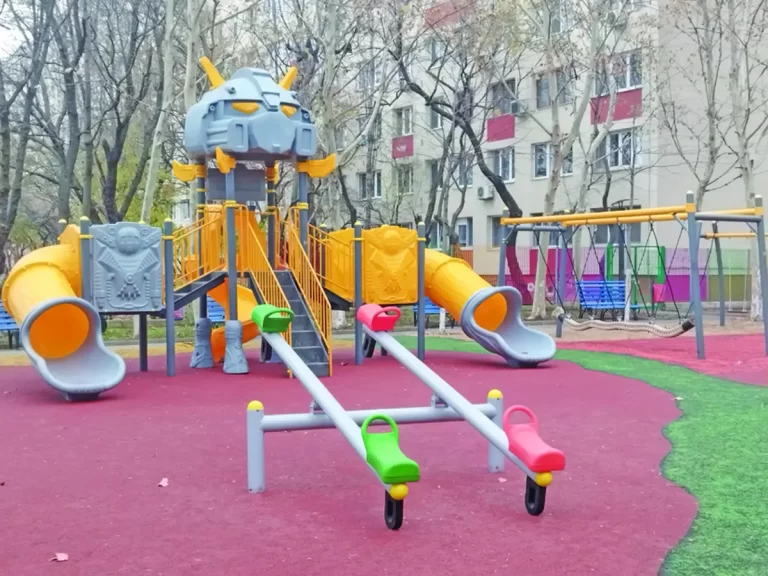 În prag de Sărbători, un nou loc de joacă s-a redeschis în Sectorul 4