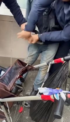 Intervenție surprinsă în imagini. Momentul în care jandarmii dezarmează un bărbat agresiv, care amenința cu un cuțit pe stradă, în Râmnicu Vâlcea – VIDEO