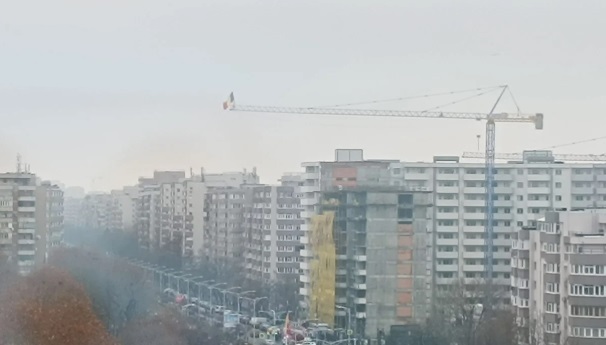 Dacii liberi lovesc din nou. Dezlegare la blocat traficul în Bucureşti! Stegarul Dac s-a urcat pe macaraua de la Păcii