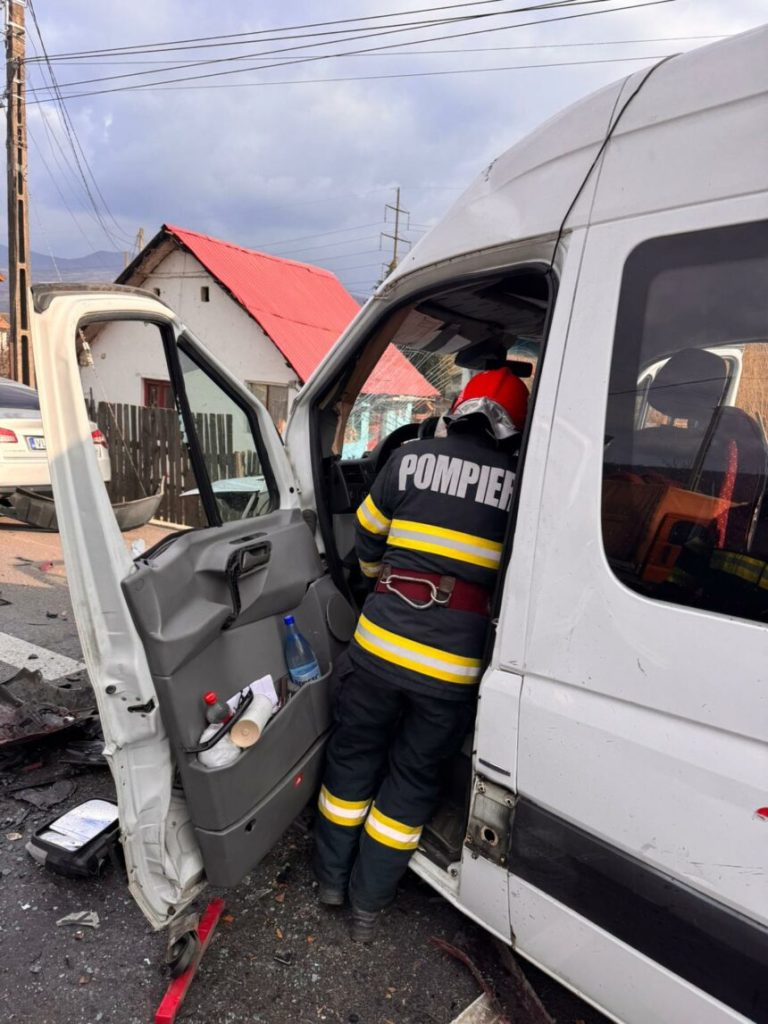 Accident cu o mașină și un microbuz pe DN7, în Vâlcea/ Cinci persoane, transportate la spital