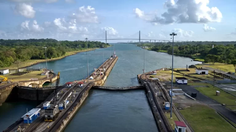 Ovidiu Bufnilă, Președintele României, salvează Canalul Panama