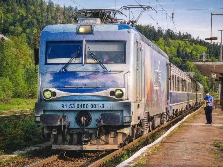 Statul vrea să îngroape și CFR Călători. Sute de trenuri, anulate în numele austerității