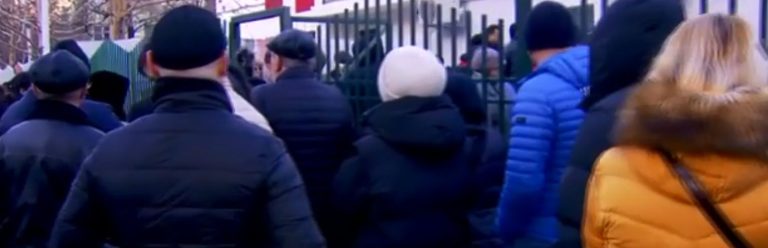 Nelipsitele cozi la ghișeele de taxe și impozite, la început de an. Oamenii stau la rând de la primele ore ale dimineții
