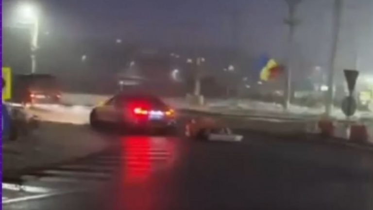 Situație de neimaginat! Drifturi cu un sicriu legat de mașină, într-un sens giratoriu din Iași – VIDEO