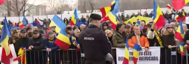 Susținătorii lui Călin Georgescu, miting în fața sediului CCR: „Turul 2 înapoi”/Avocații săi au depus o cerere la Curtea Constituțională – VIDEO