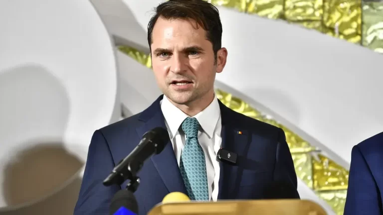 Burduja îi face extremiști toxici pe cei care îl contrazic. Confuzii deliberate în capul liberalului