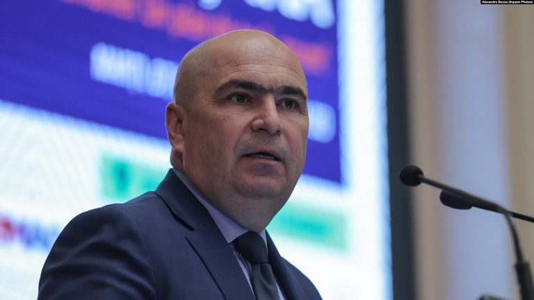Bolojan coboară armata din pod, România râde mânzește