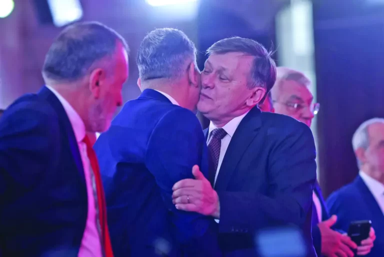 Guvidul Crin se dă la rechinii din Servicii
