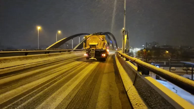 Nicio arteră de circulație nu este blocată în Sectorul 4. Echipajele de deszăpezire intervin fără oprire
