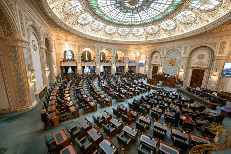 Chiulangiii din Parlament, „arși” la buzunar/ Proiectul, adoptat. Ce sancțiuni vor primi parlamentarii cu absențe nemotivate