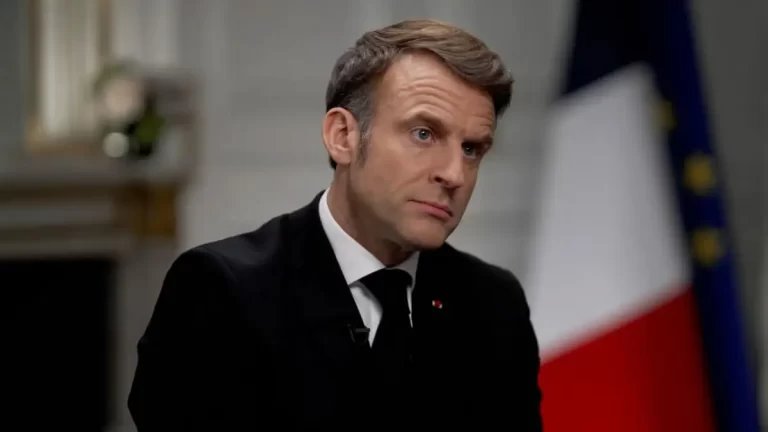 Macron a intrat în dinții Moscovei