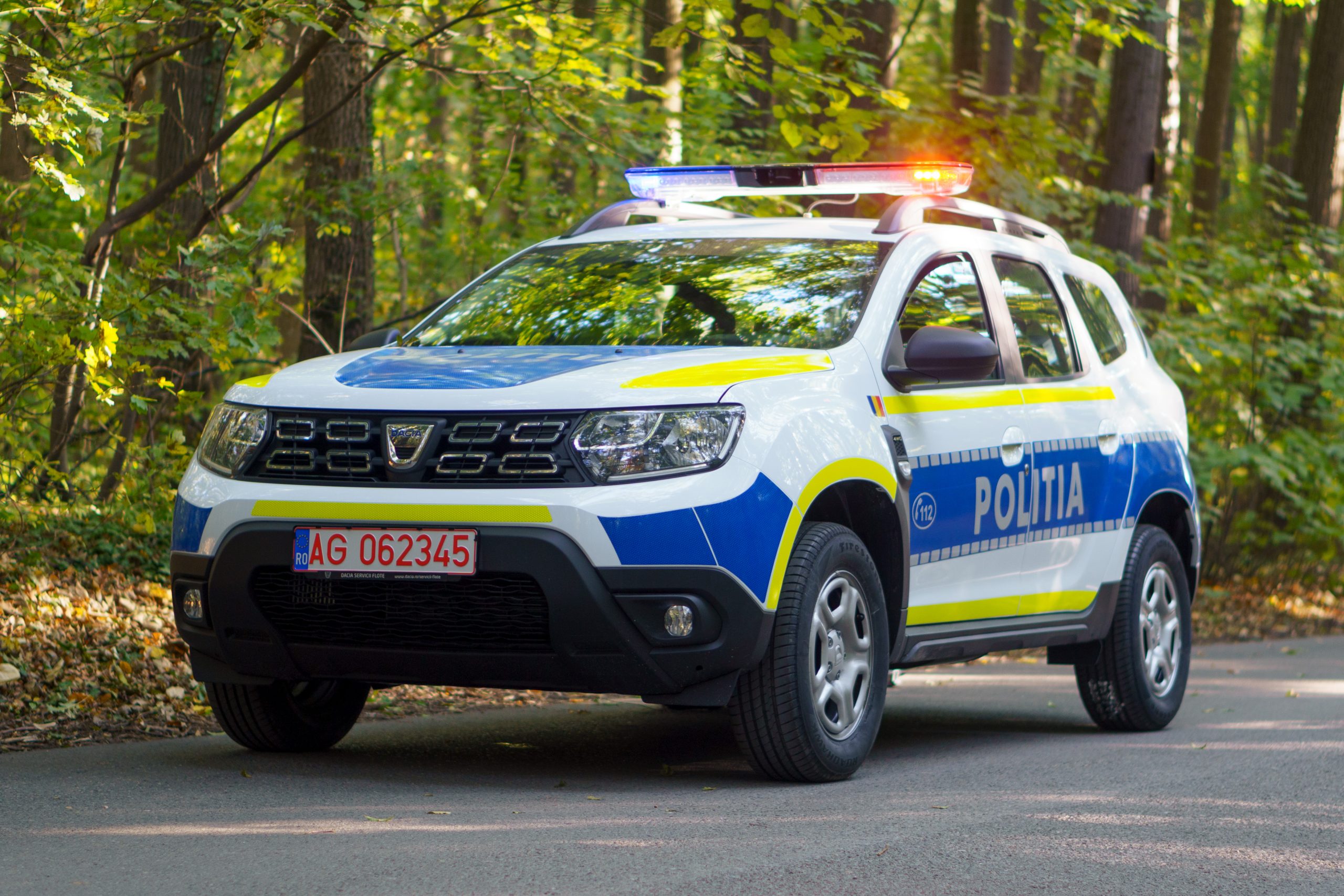Polițist prins petrecând cu droguri și lăutari