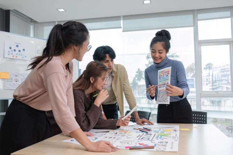 Tinerii supradotați învață limba și cultura japoneză la un curs gratuit oferit de Fundația Dan Voiculescu pentru Dezvoltarea României