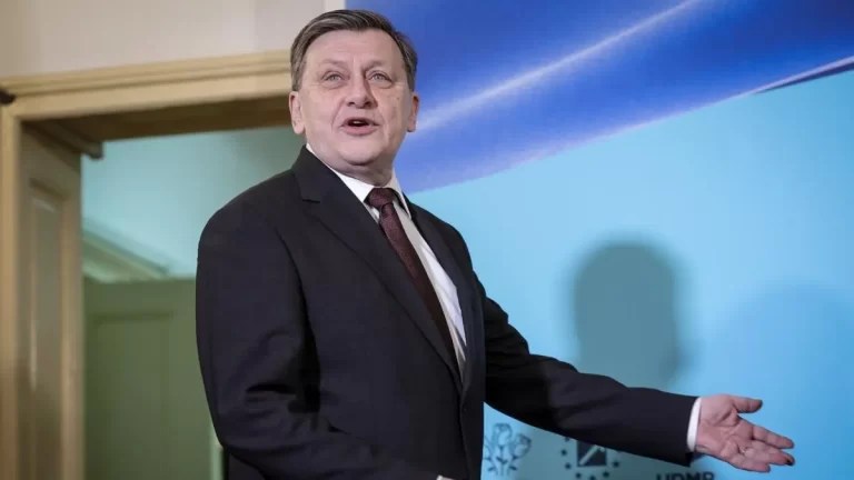 Sondaj Flashdata: Crin Antonescu, 48 la sută din voturi într-o confruntare cu Nicușor Dan
