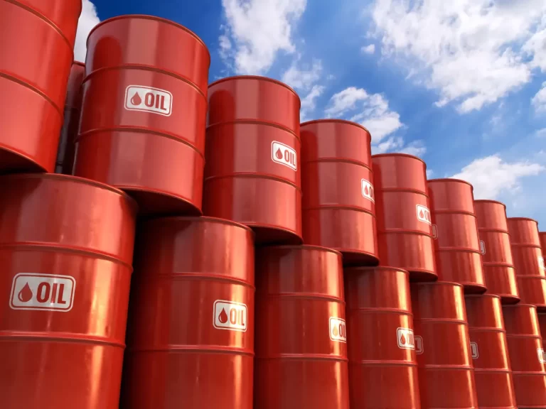 Alertă: războiul comercial erodează cererea de petrol