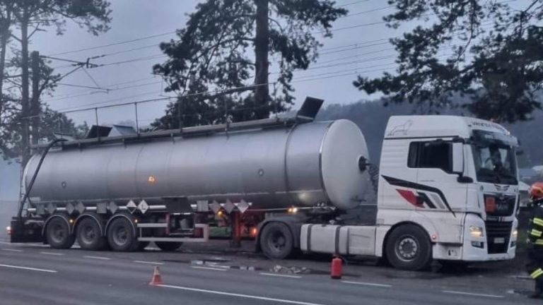 UPDATE. Scurgeri de acid sulfuric dintr-o cisternă aflată pe DN 1, la Comarnic. Zona, evacuată/S-a emis RO-ALERT – VIDEO