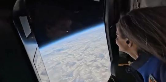 Blue Origin, acuzată de înscenare după călătoria în spațiu a echipajului feminin. DETALIUL observat de internauți într-un VIDEO a iscat controverse