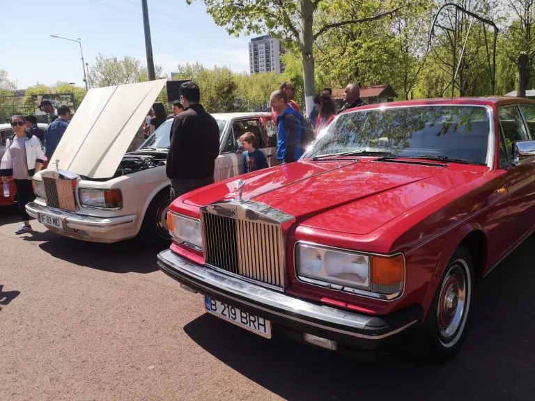 Duminică, Retroparada mașinilor istorice la Lumea Copiilor