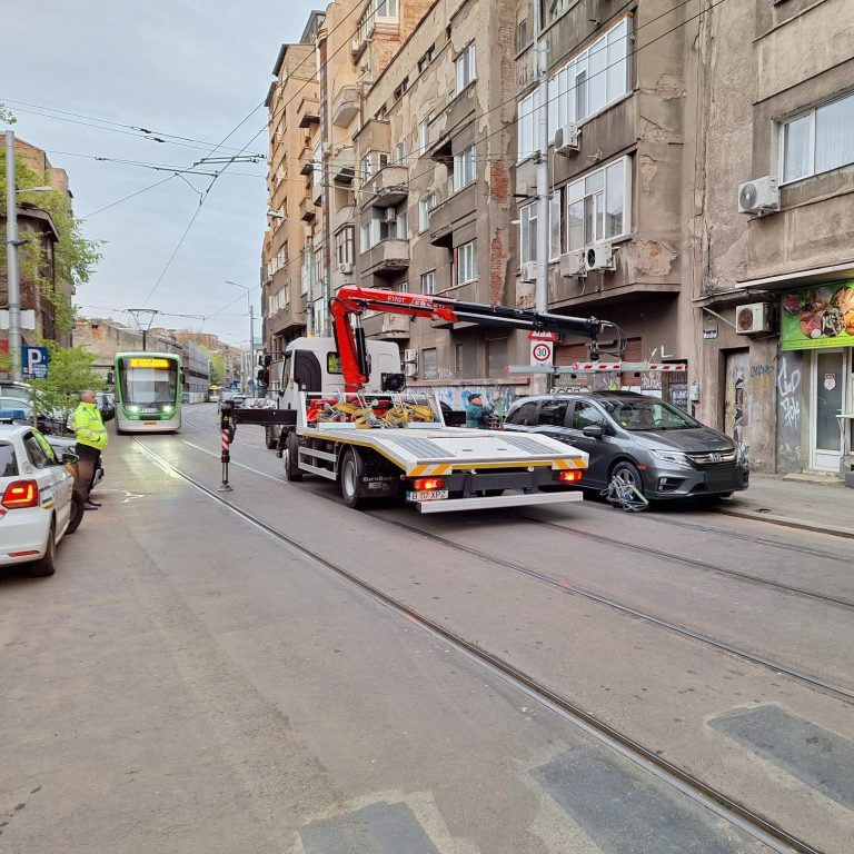 FOTO. Un șofer ucrainean s-a ales cu dosar penal după ce a blocat o linie de tramvai în București