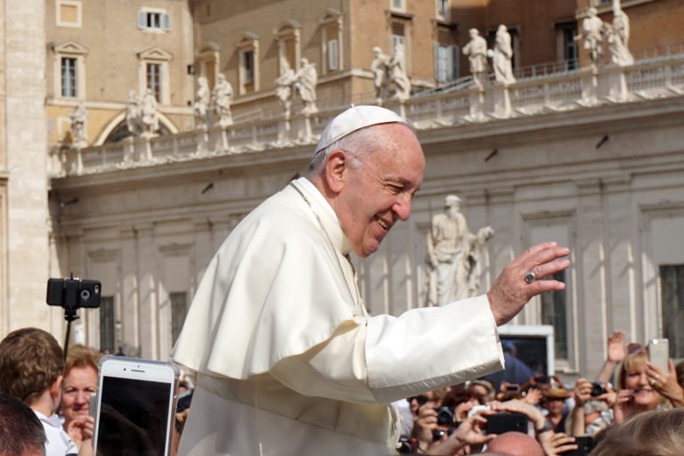 Lumea catolică în doliu. Cand și unde va avea loc înmormântarea Papei, conform protocolului de la Vatican