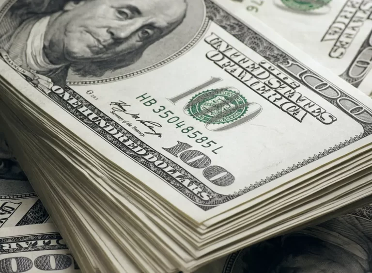 Producătorii auto salvează dolarul?