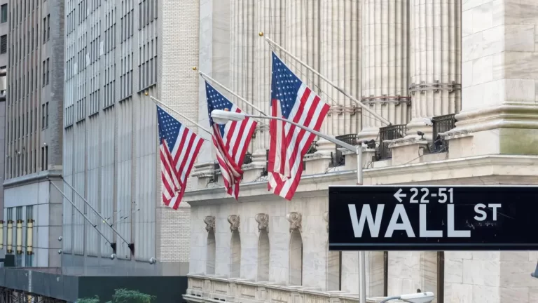 Investitorii fug de taxele vamale. Haosul de pe Wall Street lovește Europa