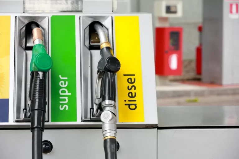 De ce scad prețurile carburanților