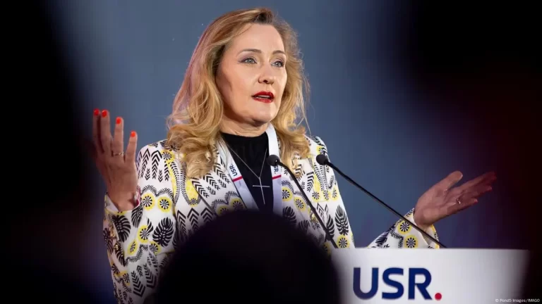 Lasconi, sacrificată! Gașca zurli din USR a bătut palma cu Bolojan!