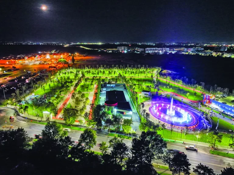 Invitație, în fiecare weekend, la feeria de lumină și de culoare de la fântâna muzicală din parcul Tudor Arghezi