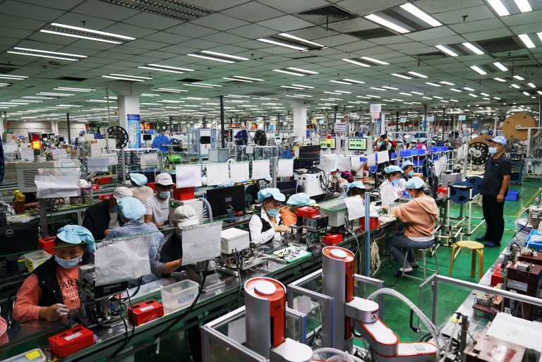 Apple mută producția din China pentru a evita taxele lui Trump: prețul iPhone-ului va sări în aer!