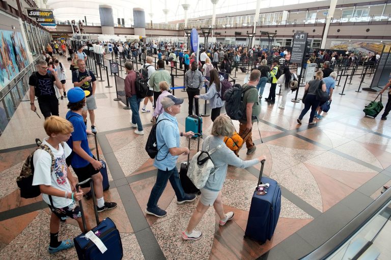 Călătorul aerian = vaca de muls a companiilor low cost!