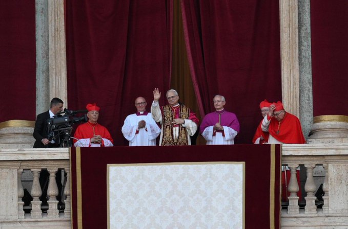 Ce fel de PAPĂ va fi Leon al XIV-lea? Trei indicii importante pe care le-a oferit noul Suveran Pontif în prima sa apariţie publică – FOTO/VIDEO